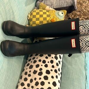 Hunter rain boots in great condition!!! Black